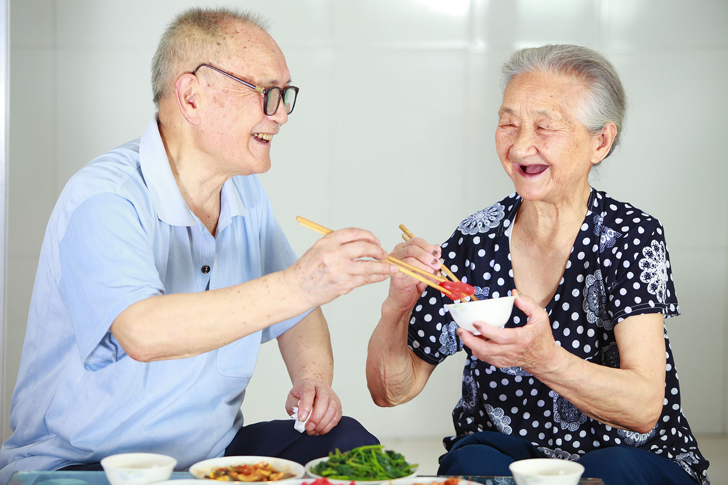 4 Ways To Help Your Loved One With Dementia Eat More